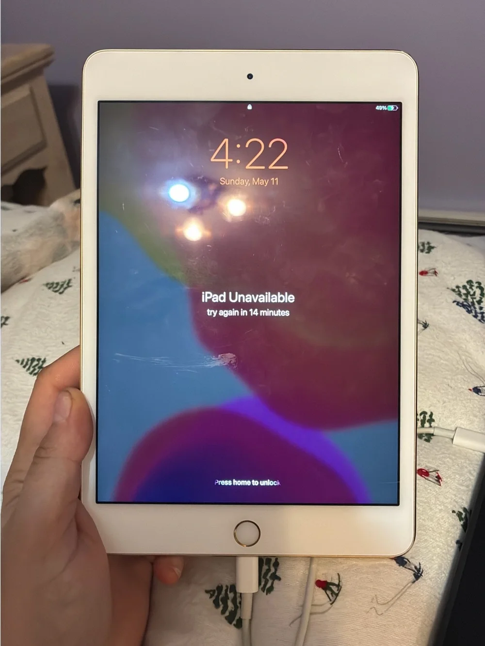 Apple iPad 5th  Generation  Gold Back with Apple Logo 32GB